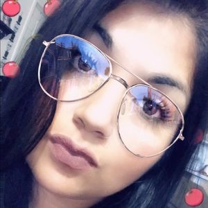 Meet your Posher, Latisha